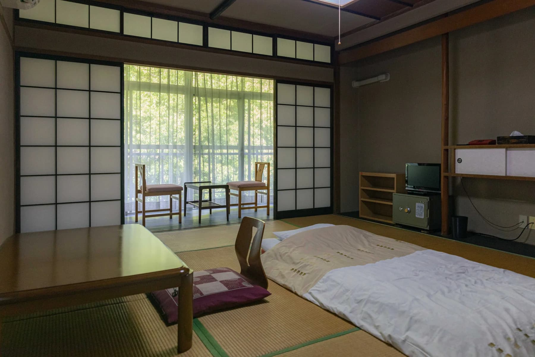 布団と座卓を備えた白龍閣の和室の一例