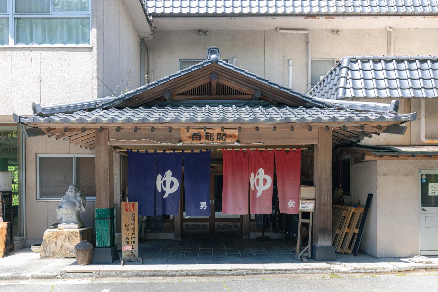 白龍閣の入口と昔ながらの建物