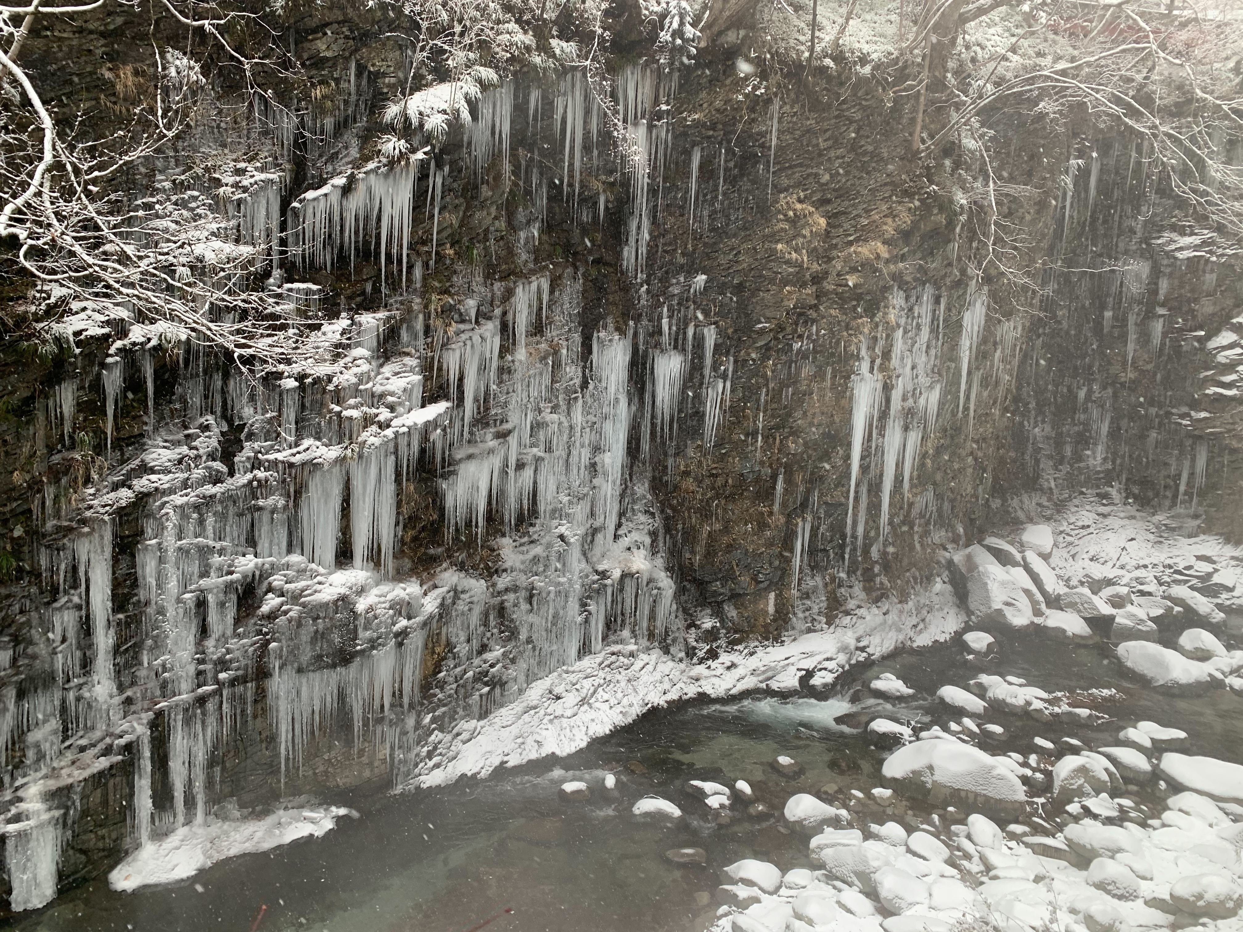 冬 / 氷柱と雪景色の季節